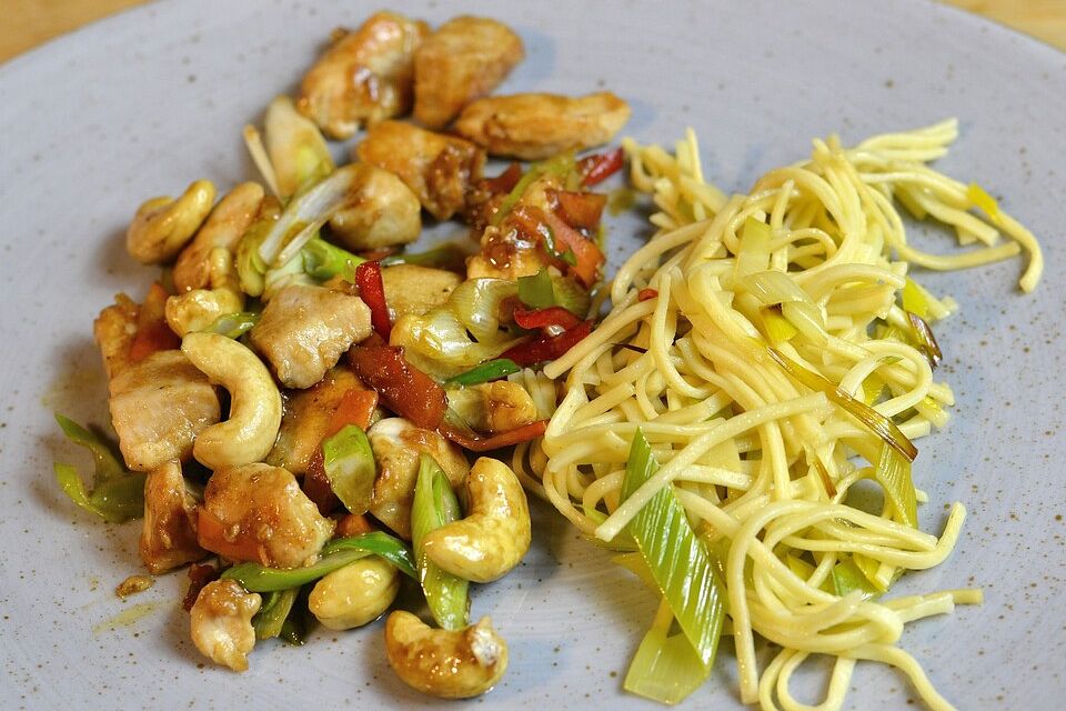 Glasiertes Huhn mit Hoisinsauce und Cashewkernen