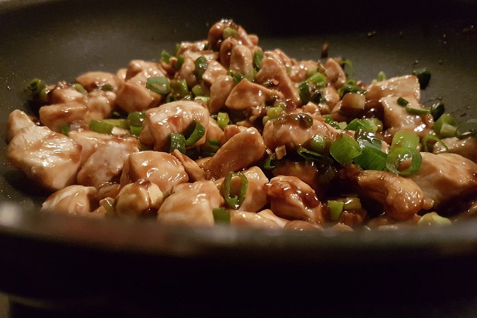 Glasiertes Huhn mit Hoisinsauce und Cashewkernen