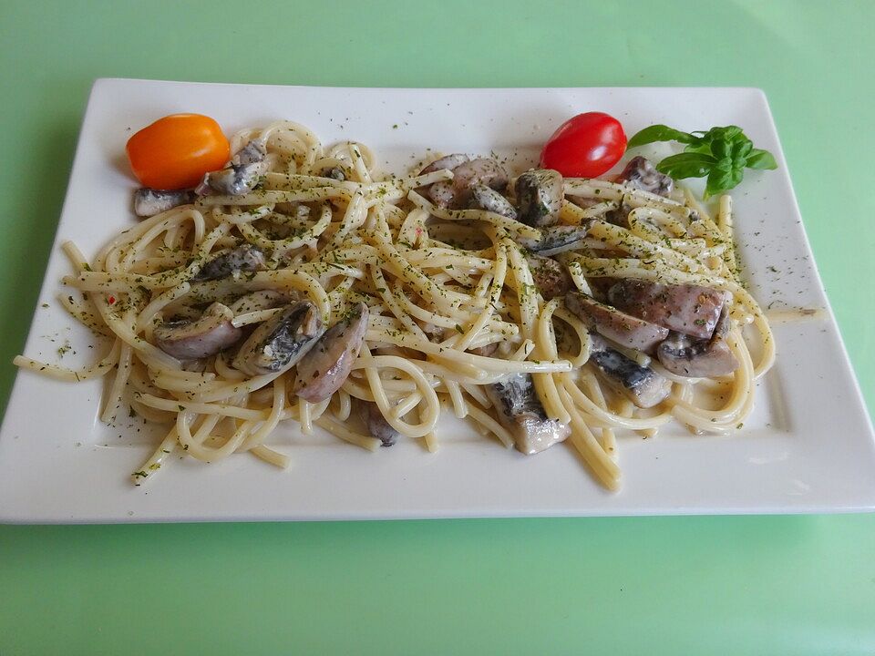 Pasta mit vegetarischer Jägersauce von magicmule| Chefkoch
