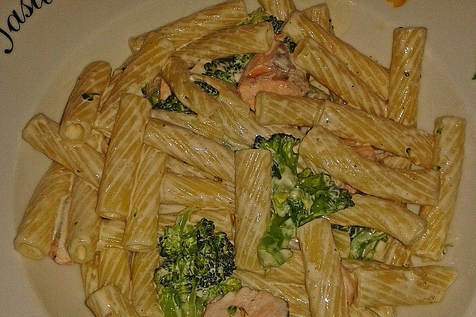 Rigatoni mit Lachs und Brokkoli