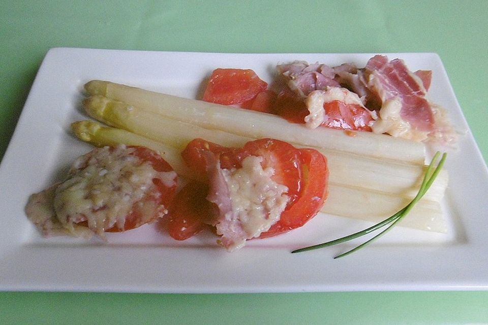 Überbackener Spargel mit Tomate, Schinken und Parmesan