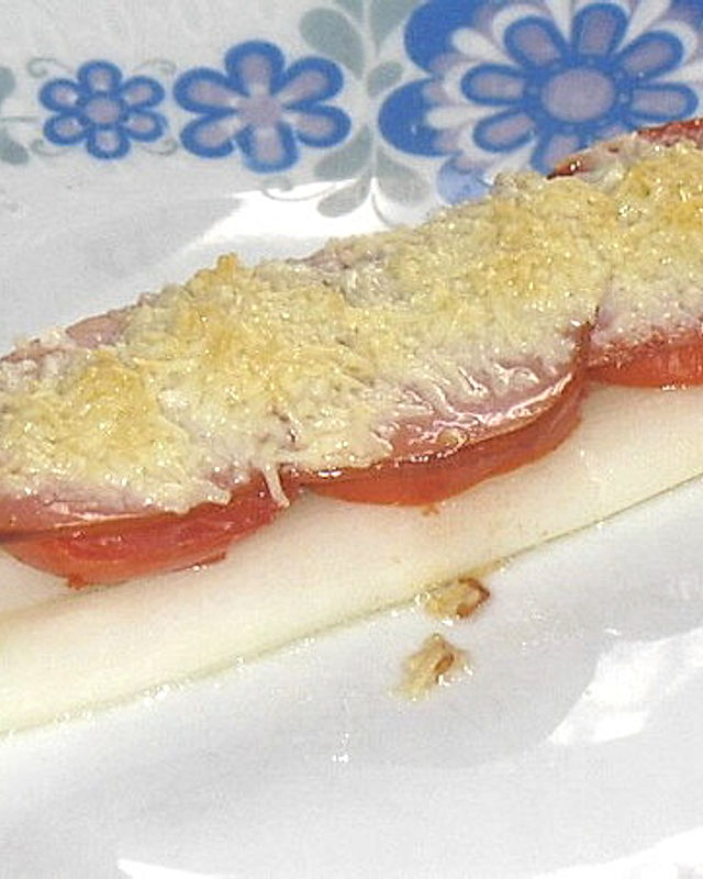Überbackener Spargel mit Tomate, Schinken und Parmesan