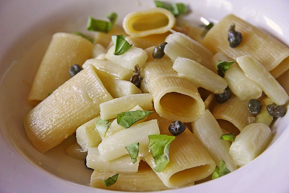 Pasta mit Spargel und Kapern