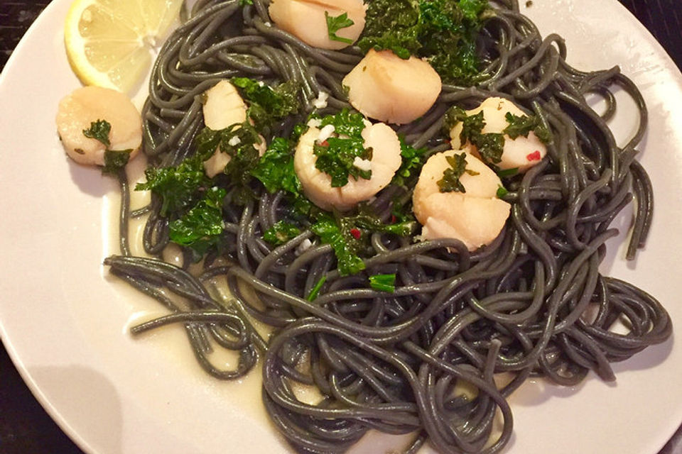 Schwarze Chilipasta mit Jakobsmuscheln