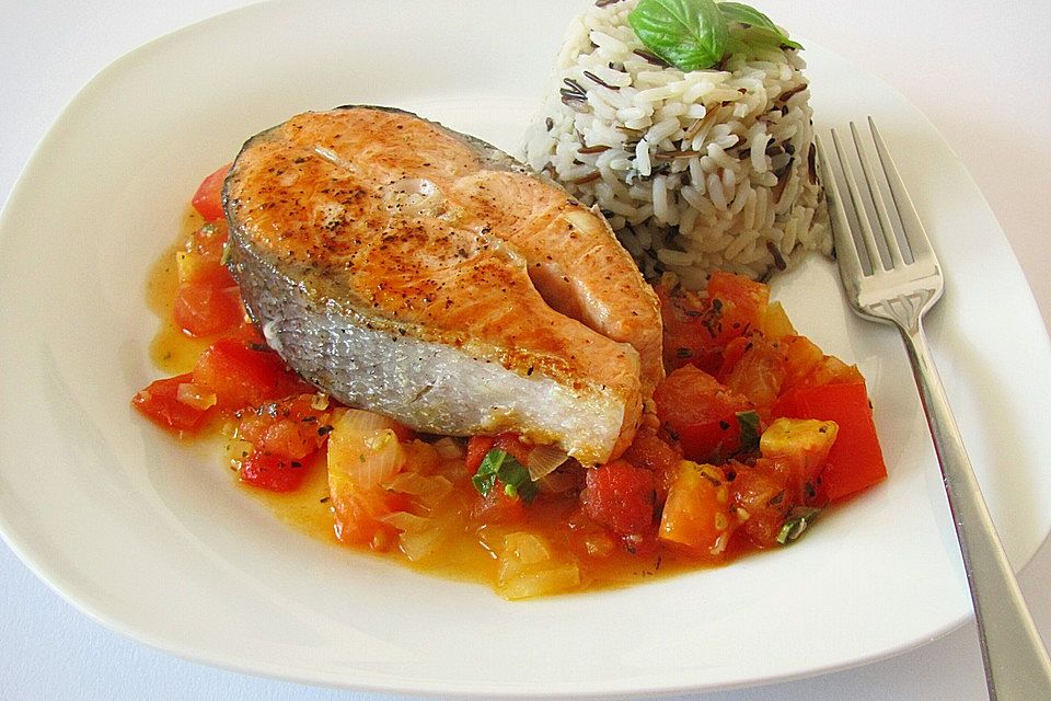 Lachssteak mit geschmorten Tomaten