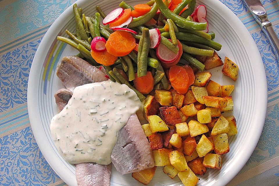 Matjesfilet mit Bohnen-Möhren-Radieschen-Salat und Sauerrahm-Dip