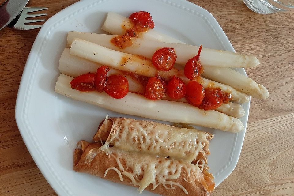 Spargel mit geschmolzenen Tomaten dazu Lachs- und Schinken-Crespelle