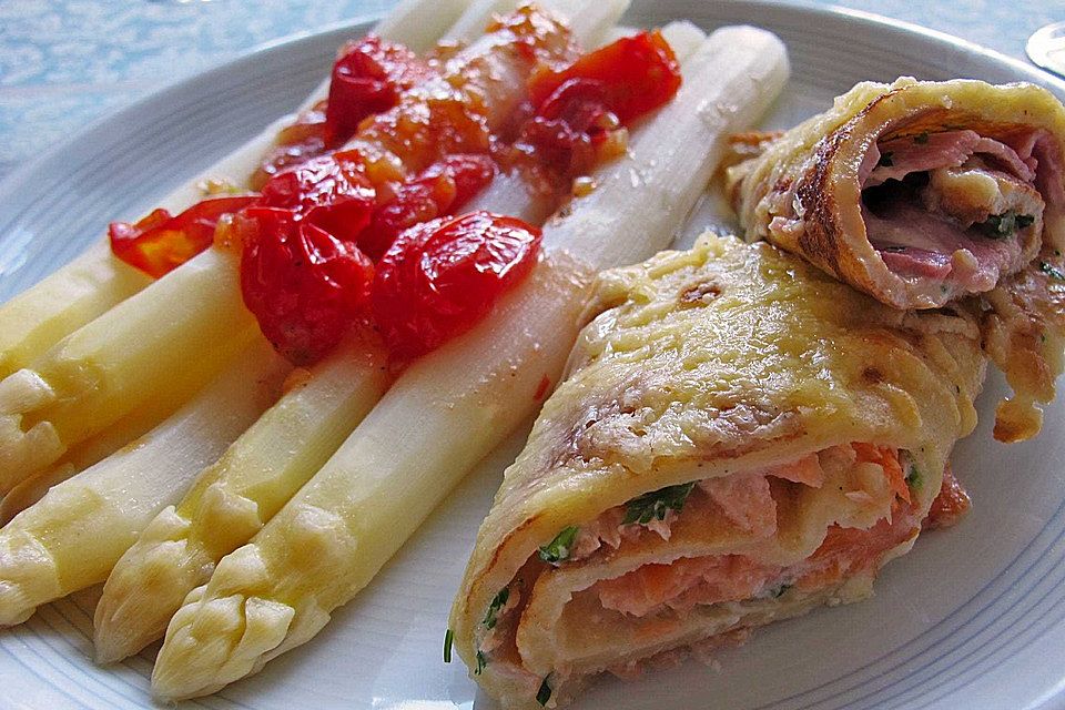 Spargel mit geschmolzenen Tomaten dazu Lachs- und Schinken-Crespelle