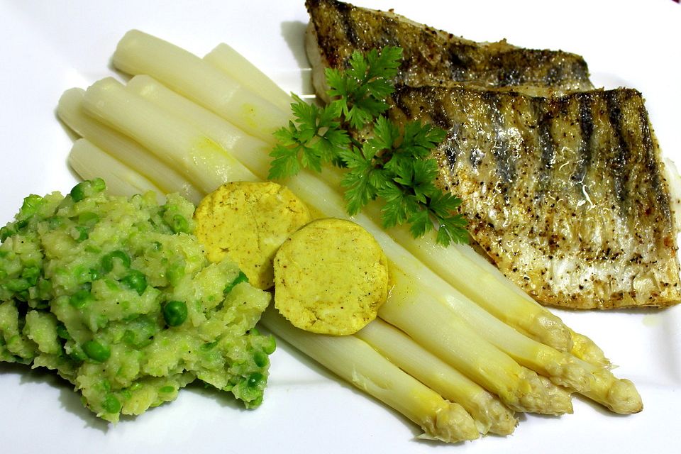 Spargel mit Currybutter und gebratenem Zander