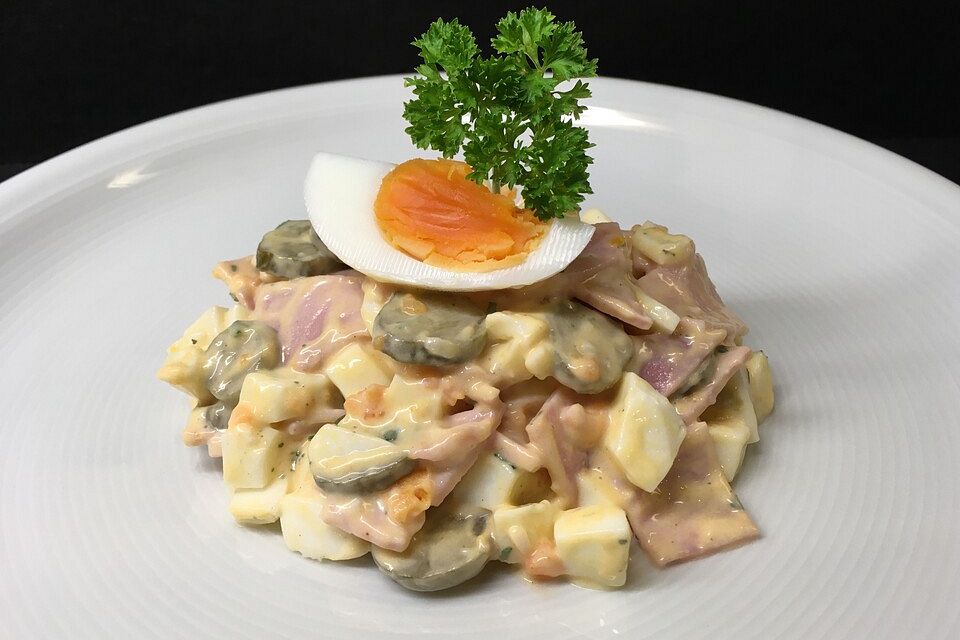 Eiersalat mit Schinken und Gewürzgurken