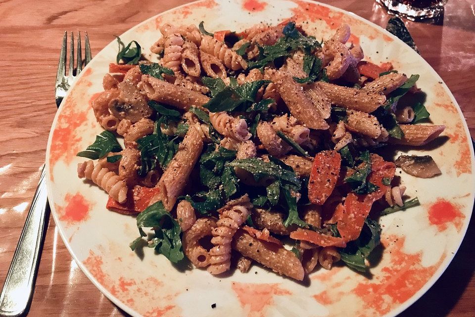 Pasta in falscher Champignon-Sahnesoße mit Rucola