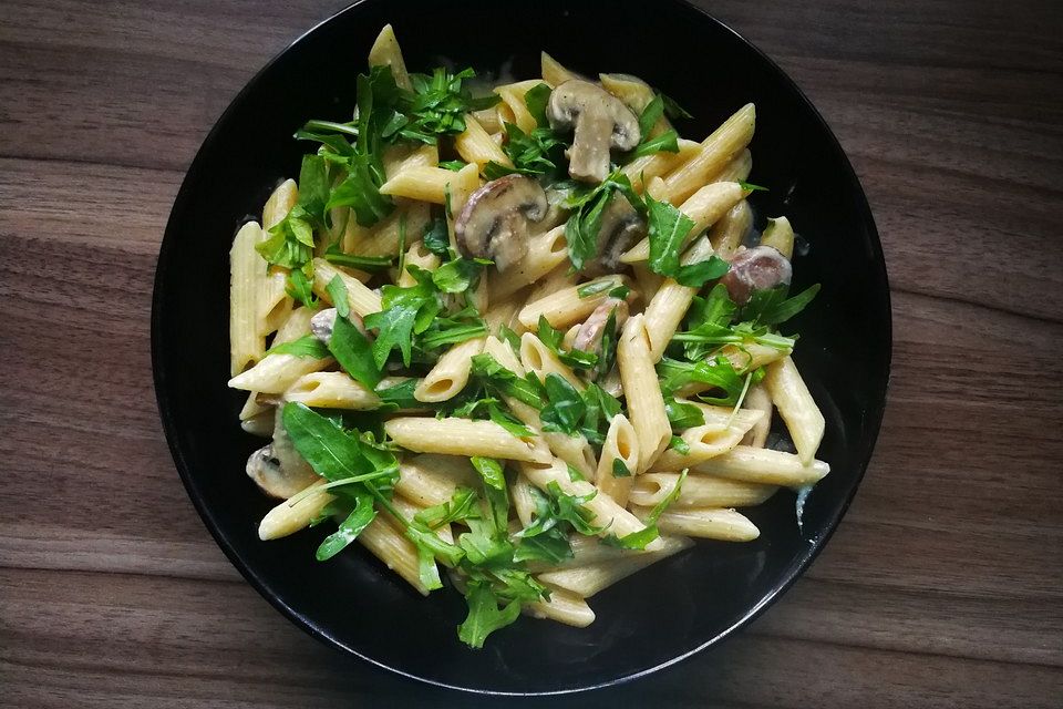 Pasta in falscher Champignon-Sahnesoße mit Rucola