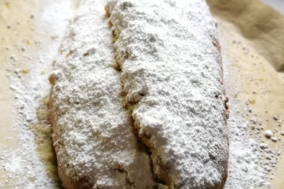 Saftiger Quarkstollen