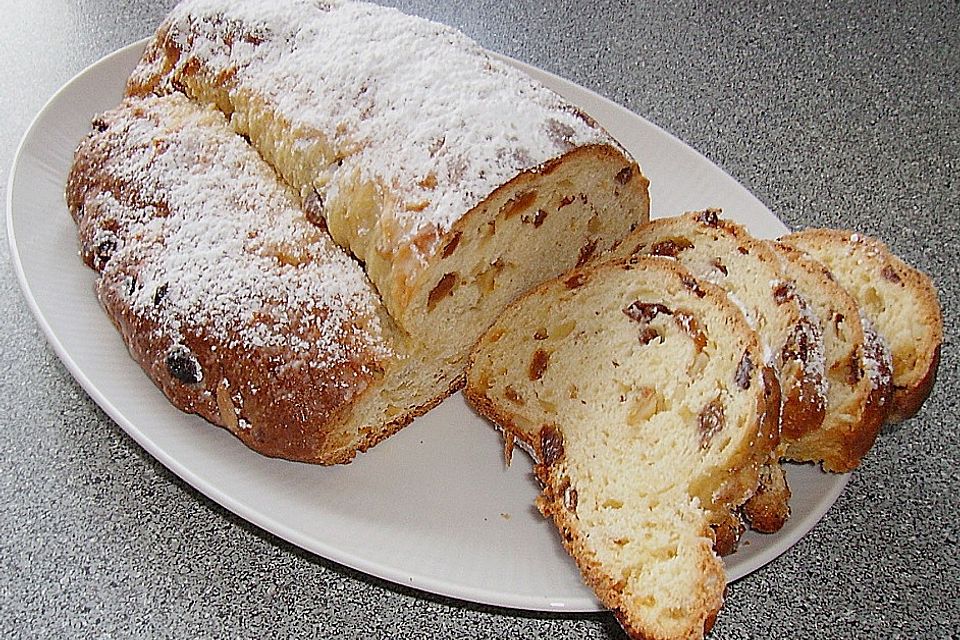 Saftiger Quarkstollen