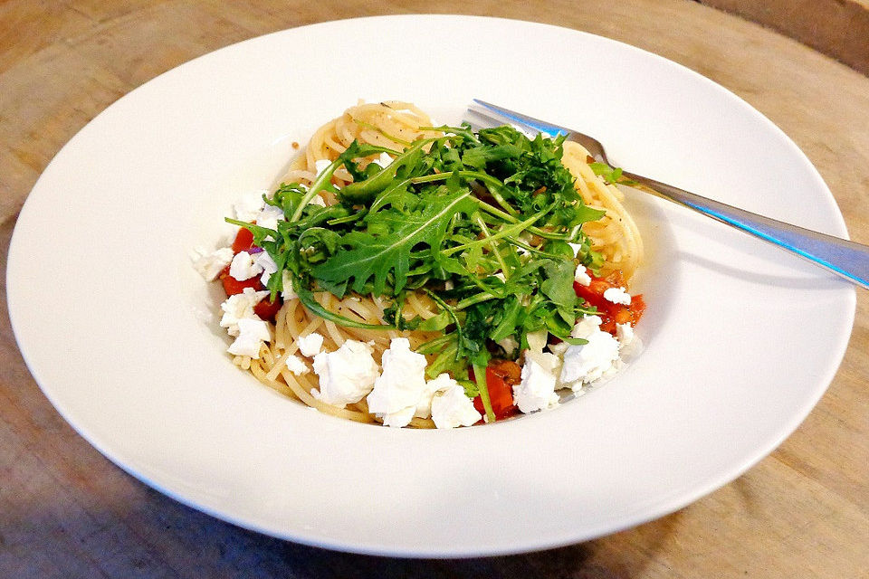 Tomaten-Feta Nudeln mit Rucola