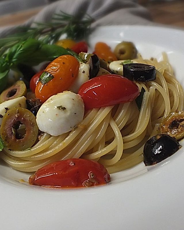 Spaghetti mit Kirschtomaten, Oliven und Mozzarella