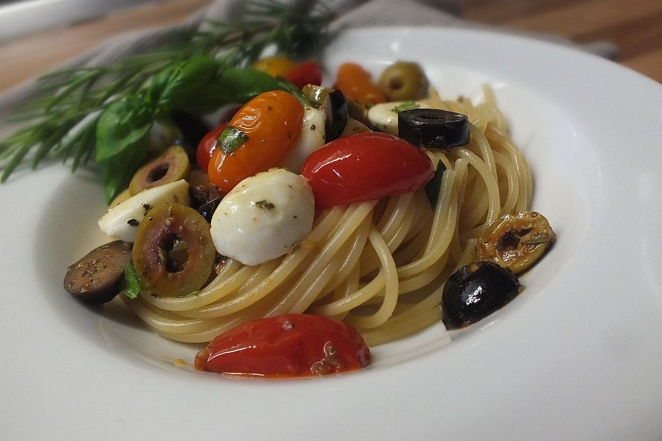 Spaghetti mit Kirschtomaten, Oliven und Mozzarella