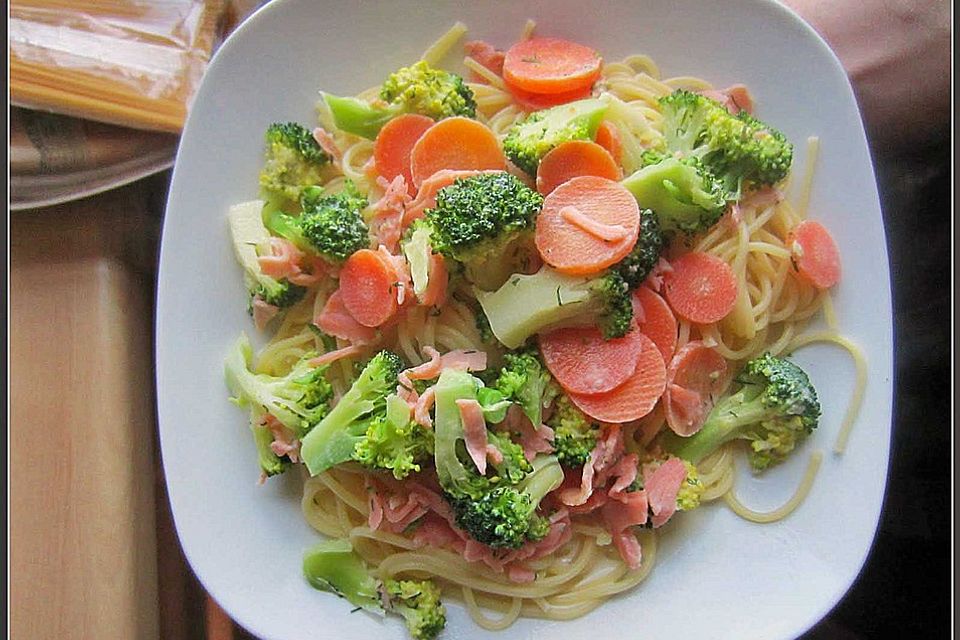 Spaghetti in Gemüse-Sahnesauce mit Räucherlachs