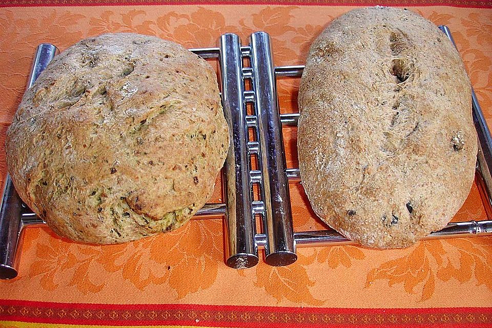 Weizenvollkornbrot mit Pesto und mit Oliven