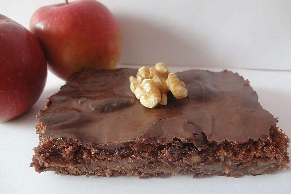 Apfel-Schokokuchen mit Walnüssen vom Blech