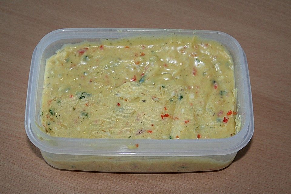 Kräuterbutter mit Knoblauch und Paprikaschoten