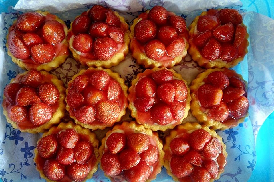 Erdbeertorteletts mit Sahne-Amaretto-Cremefüllung