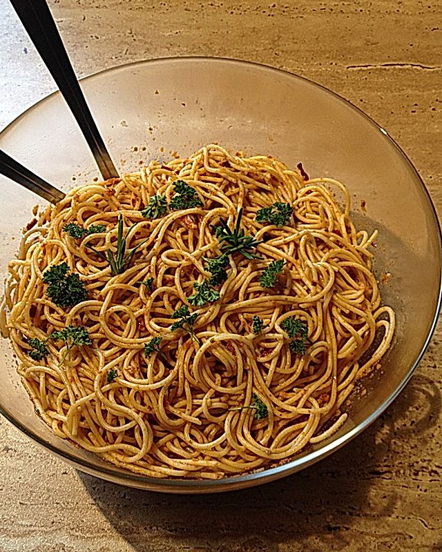 Spaghettisalat mit Knoblauch und getrockneten Tomaten