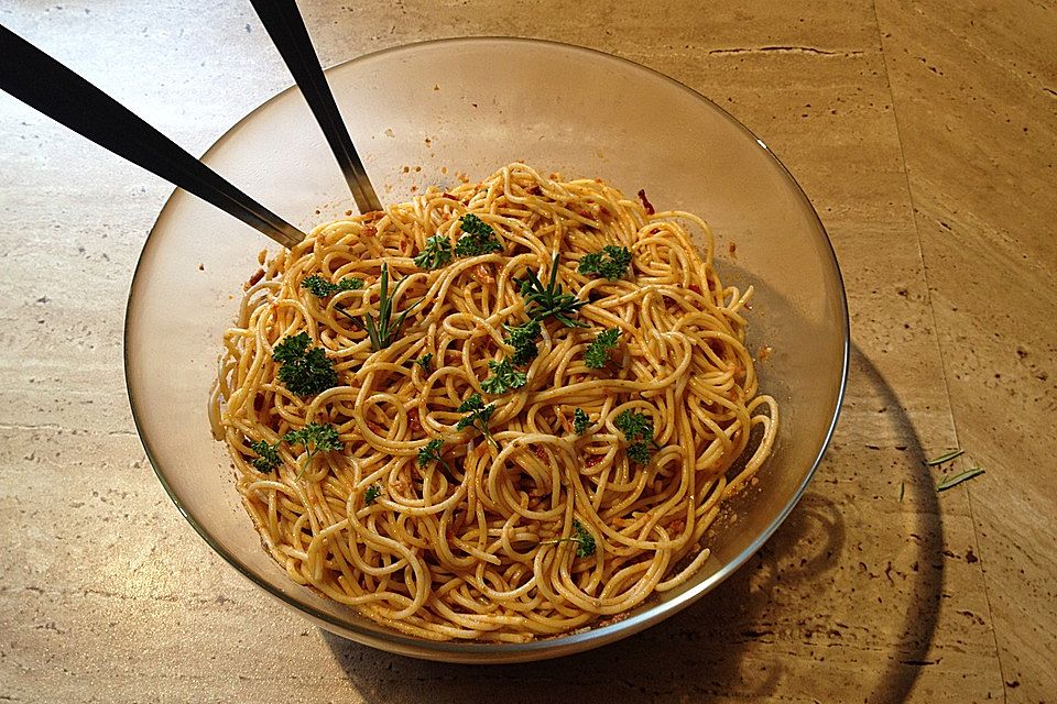 Spaghettisalat mit Knoblauch und getrockneten Tomaten