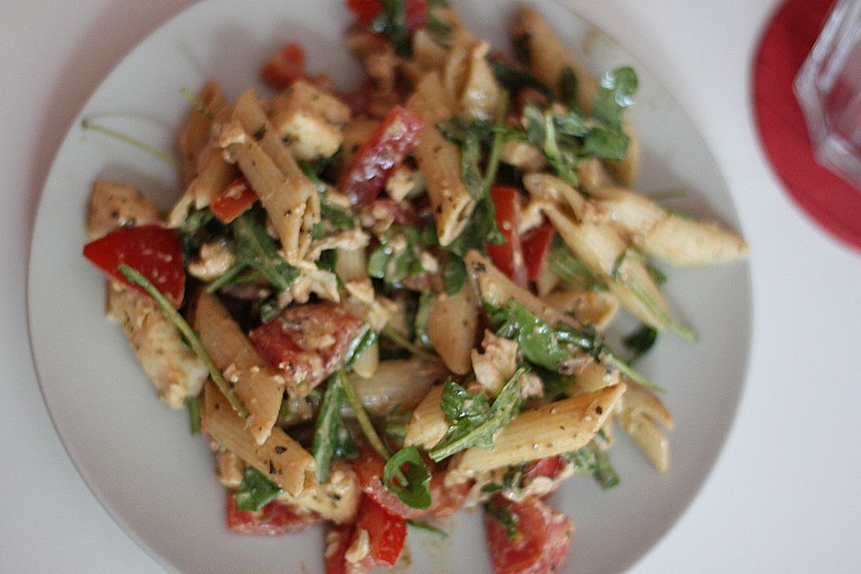 Sommernudelsalat mit Cherrytomaten, Mozzarella und Rucola