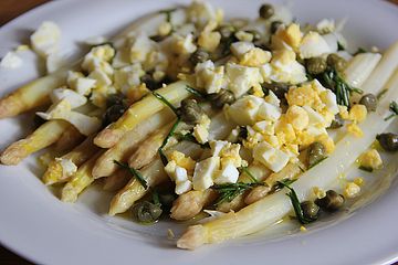 Spargelsalat mit Kapern und Ei