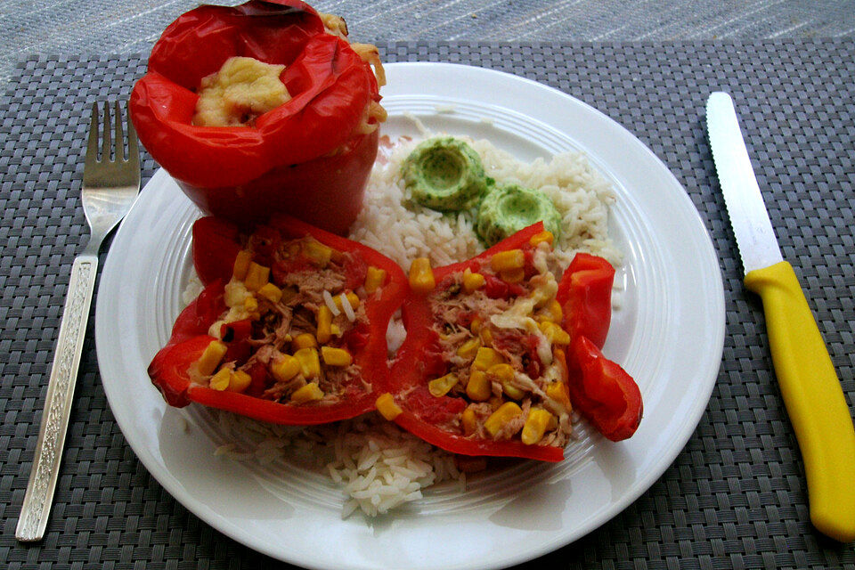 Gefüllte Paprikaschoten mit Thunfisch und Mais