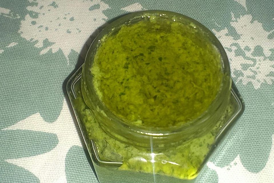 Wildkräuterpesto mit Löwenzahn und Gänseblümchen