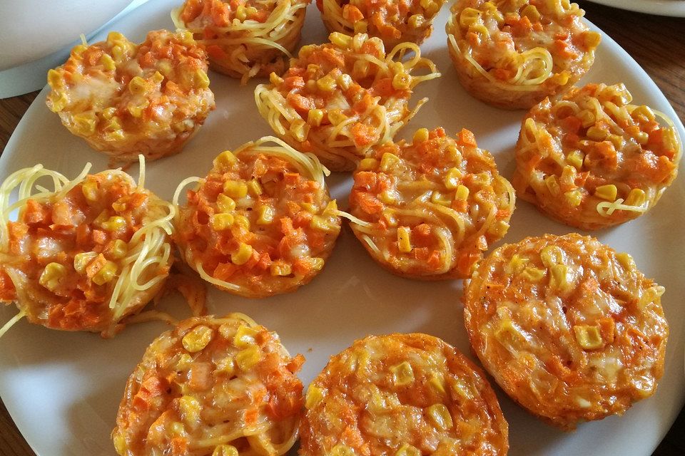 Herzhafte Seefahrermuffins mit Spaghetti, Mais und Möhren