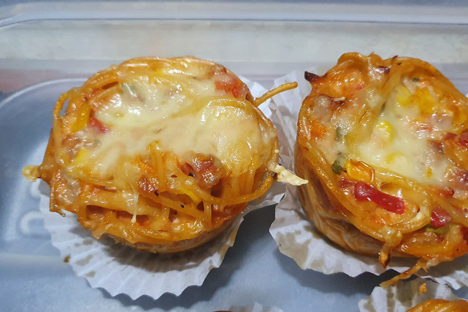 Herzhafte Seefahrermuffins mit Spaghetti, Mais und Möhren