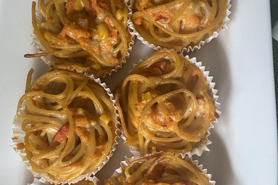 Herzhafte Seefahrermuffins mit Spaghetti, Mais und Möhren