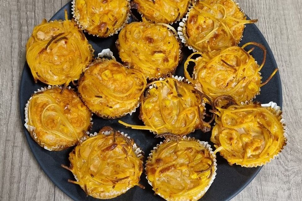 Herzhafte Seefahrermuffins mit Spaghetti, Mais und Möhren