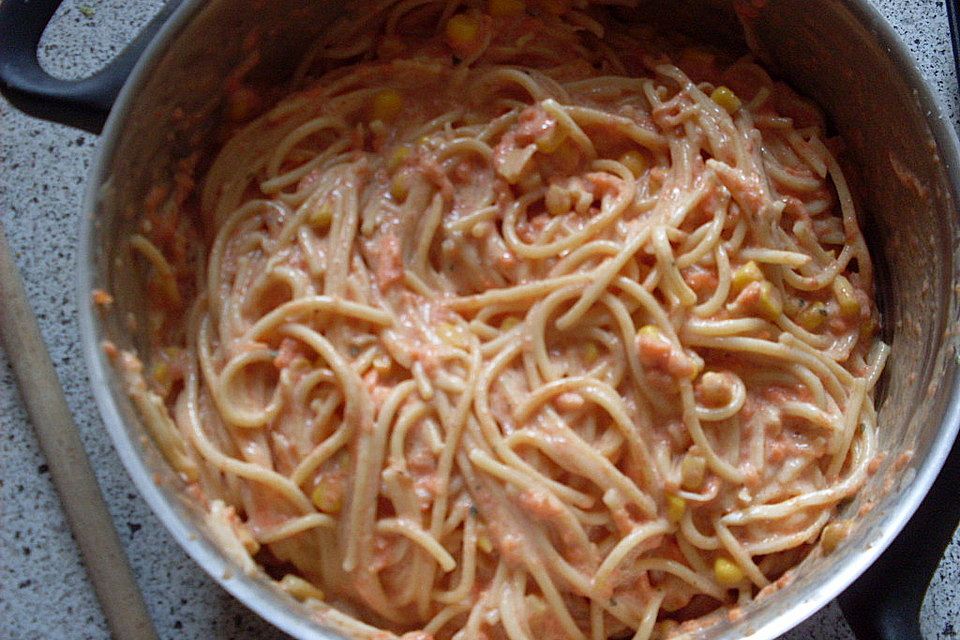 Herzhafte Seefahrermuffins mit Spaghetti, Mais und Möhren