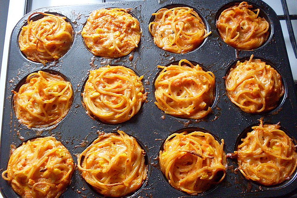 Herzhafte Seefahrermuffins mit Spaghetti, Mais und Möhren