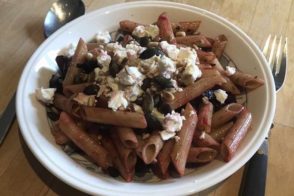 Rote Spaghetti mit Feta-Käse und Pinienkernen