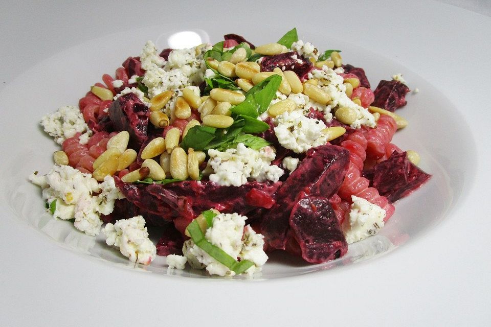 Rote Spaghetti mit Feta-Käse und Pinienkernen