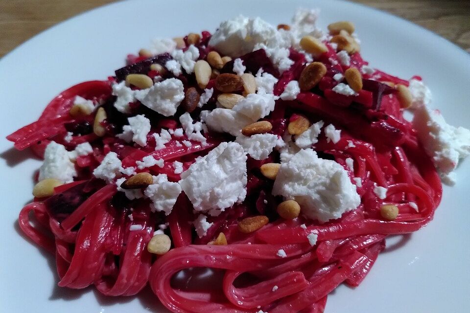 Rote Spaghetti mit Feta-Käse und Pinienkernen