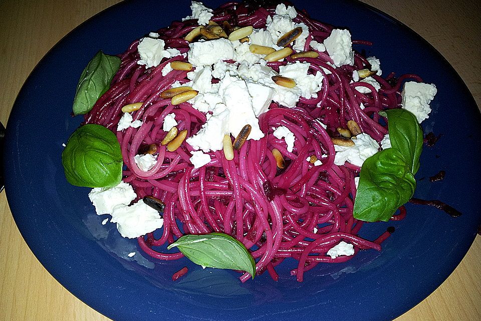 Rote Spaghetti mit Feta-Käse und Pinienkernen