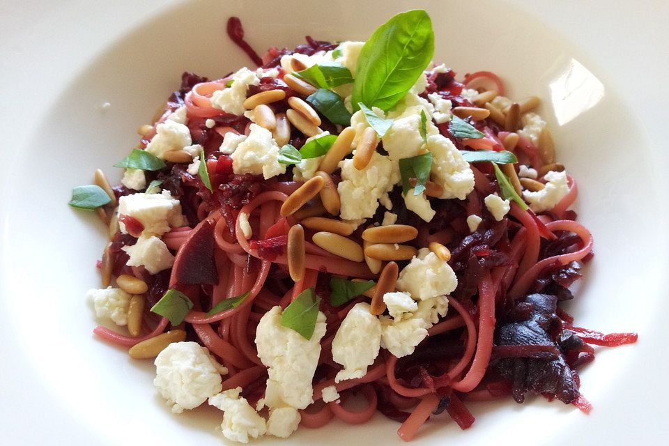 Rote Spaghetti mit Feta-Käse und Pinienkernen