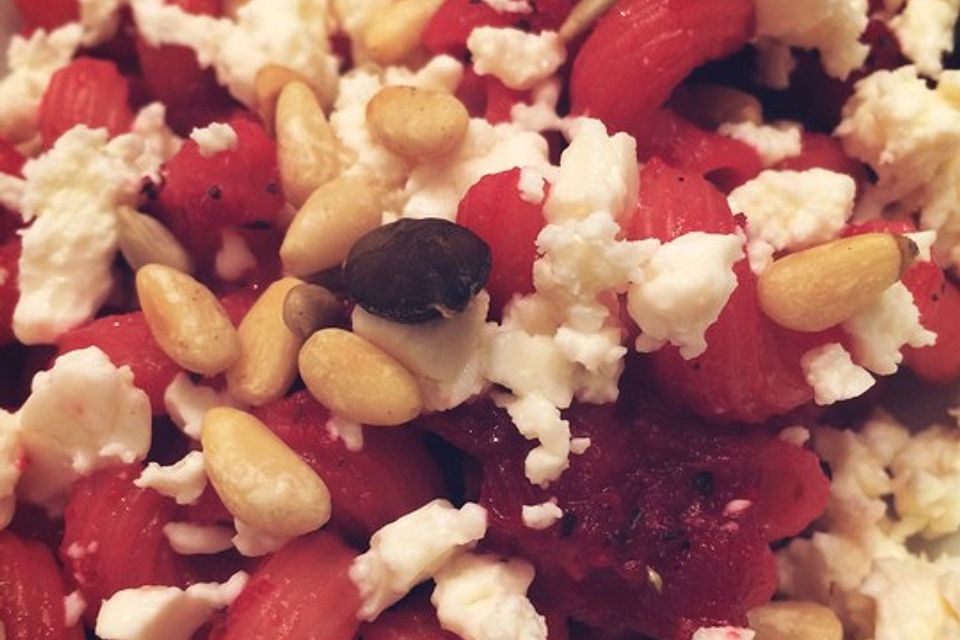 Rote Spaghetti mit Feta-Käse und Pinienkernen