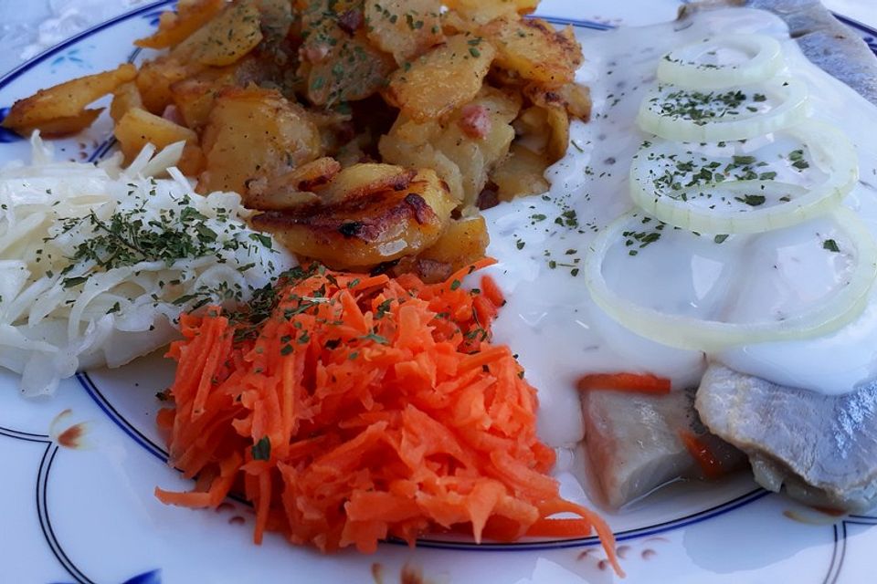 Matjes "Hausfrauen Art" mit Bratkartoffeln und Speck