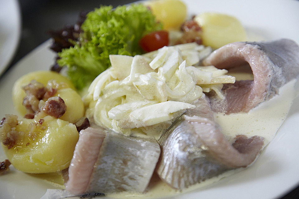 Matjes "Hausfrauen Art" mit Bratkartoffeln und Speck