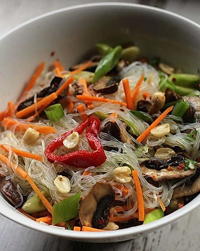 Thailändischer Glasnudelsalat mit Gemüse