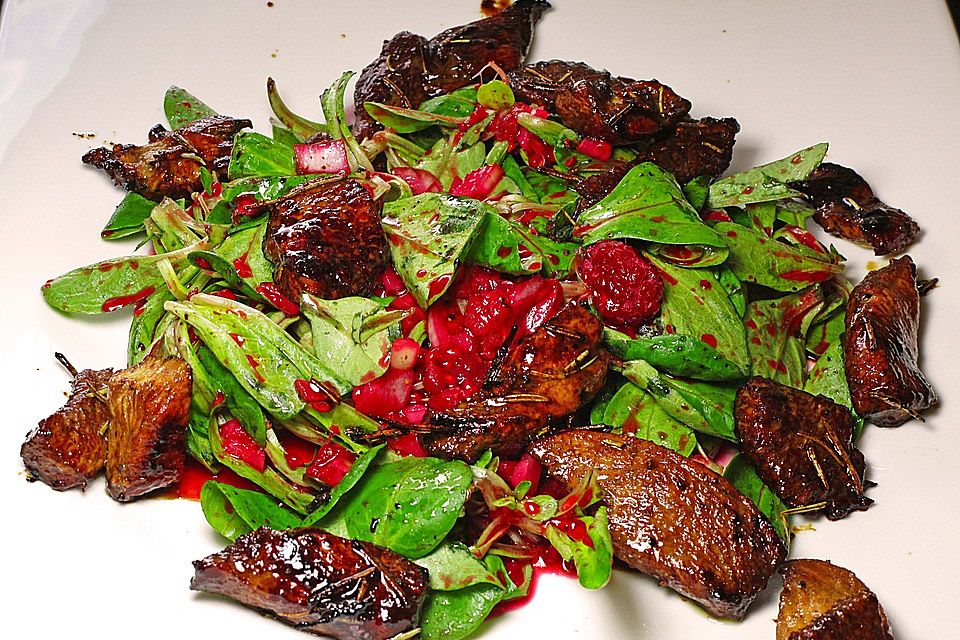 Feldsalat mit Hähnchenbruststreifen und Himbeerdressing