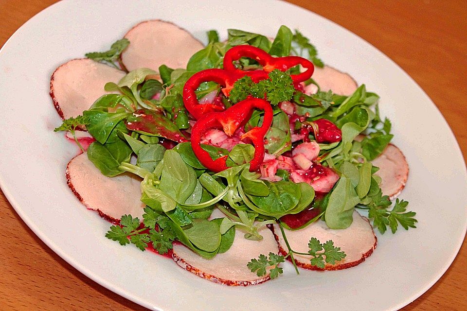 Feldsalat mit Hähnchenbruststreifen und Himbeerdressing