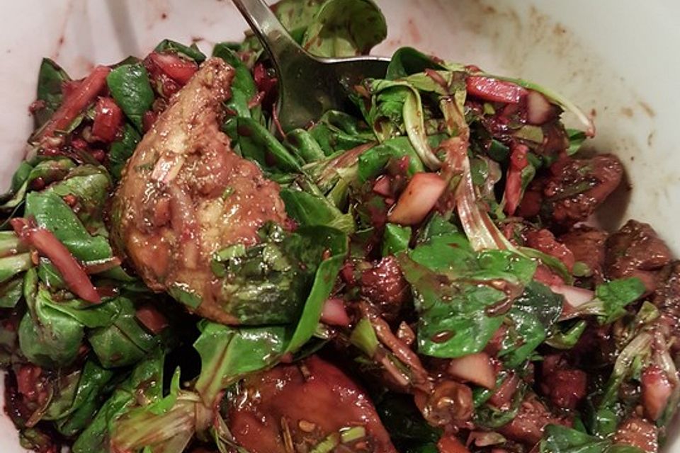 Feldsalat mit Hähnchenbruststreifen und Himbeerdressing